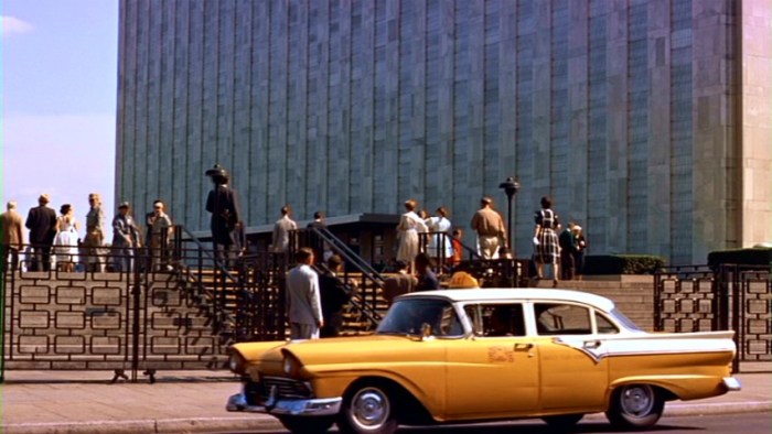 Roger Thornhill's taxi pulls up outside the U.N.